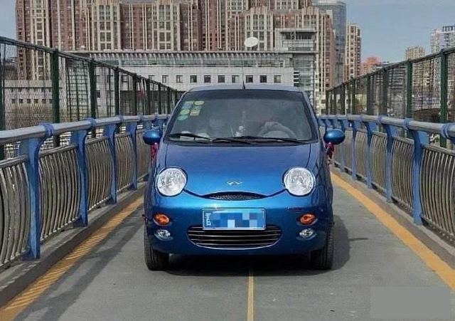 男子開車上天橋被拘留1.jpg