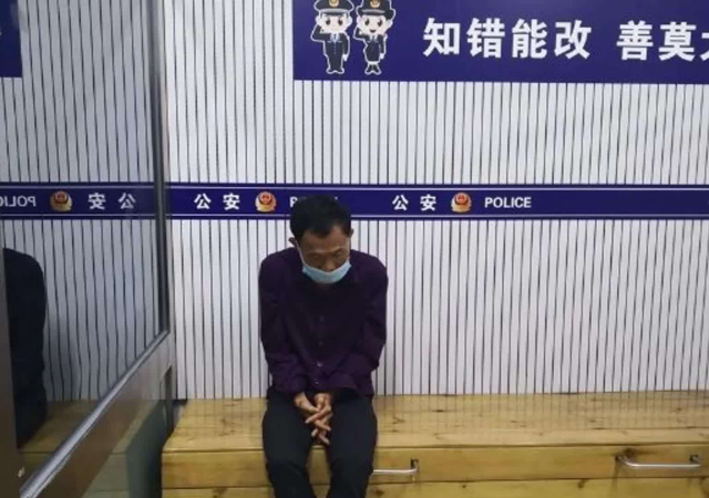 入室盜竊躲床底下結(jié)果睡著了1.jpg