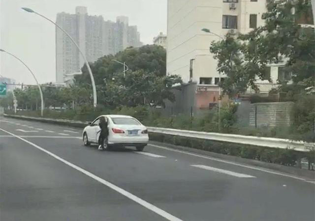 停車忘掛檔司機(jī)高架追車跑450.jpg