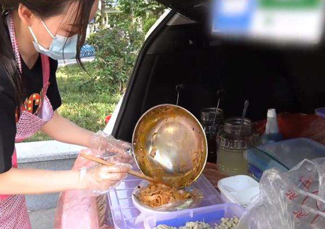 80后辣媽開奧迪擺攤賣涼皮450.jpg