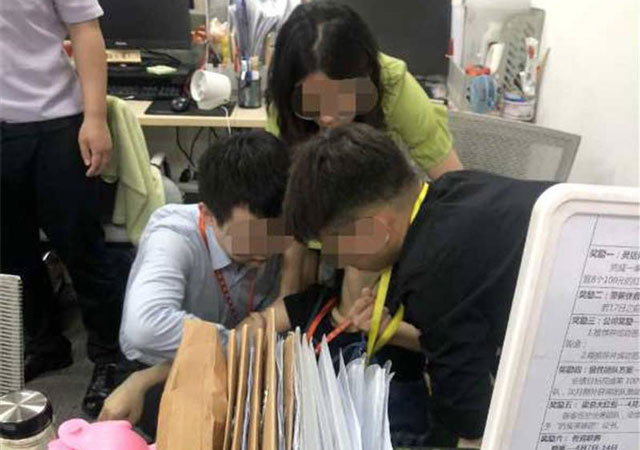 員工被罰吃死神辣條進醫(yī)院1.jpg