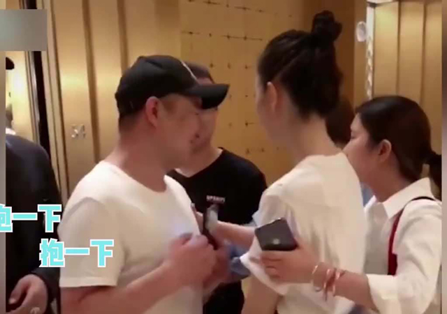 童瑤被男子圍堵電梯口求抱1.jpg