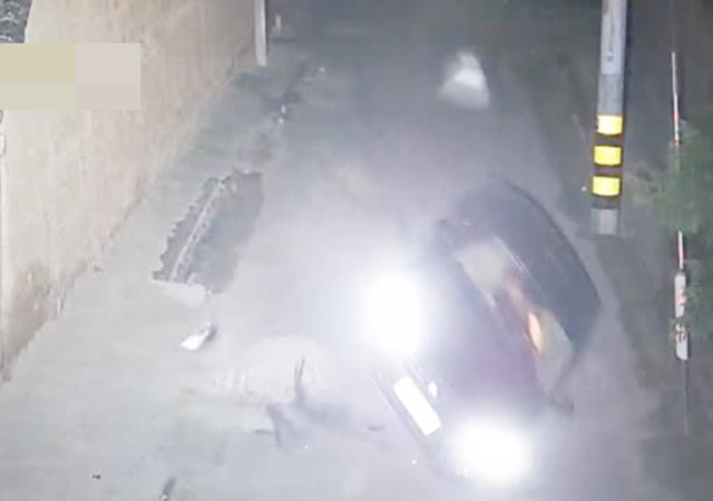 醉駕男子撞翻車又爬回車內酣睡1.jpg