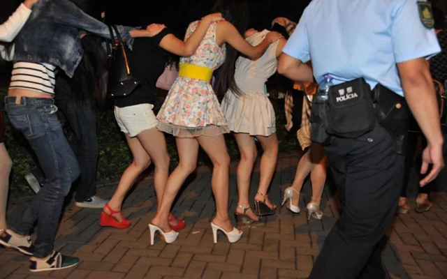 福建一退休干部組織百名女子賣淫1.jpg
