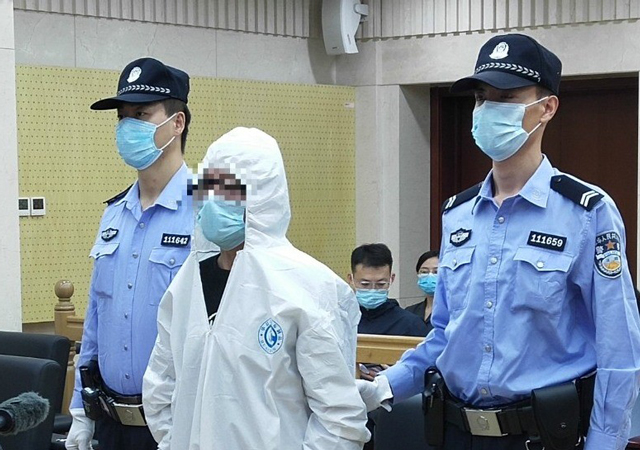 男子高空扔消防水帶受審5.jpg