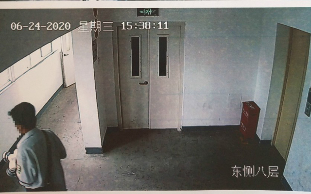 男子高空扔消防水帶受審1-2.jpg