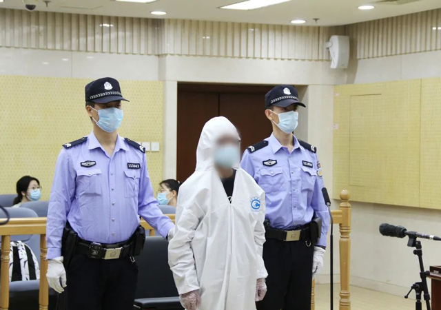 男子高空扔消防水帶受審4.jpg