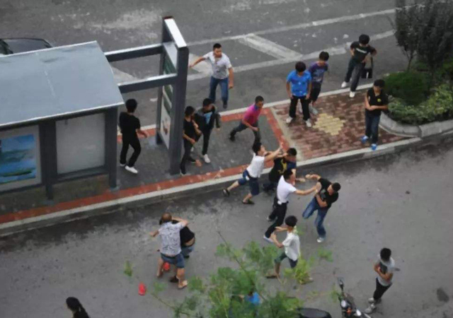黑龍江30多名女學(xué)生街頭約架斗毆4.jpg