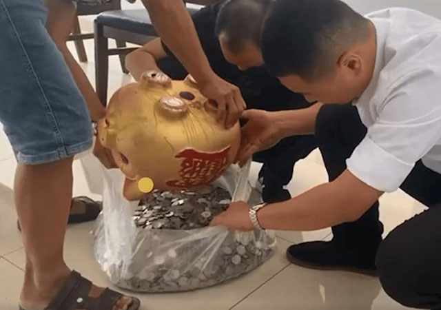 老賴欠錢不還法官抱走小豬存錢罐450.jpg