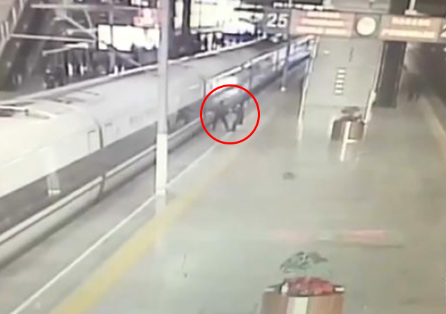 男子強(qiáng)扒車門致高鐵晚點5分鐘.jpg