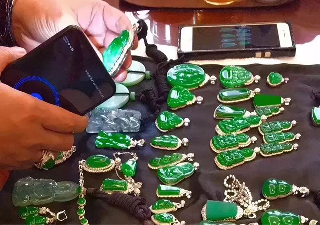 看直播買三十余件翡翠全是假貨640.jpg