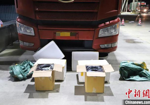 西雙版納民警火爐內(nèi)查獲8公斤毒品01.jpg