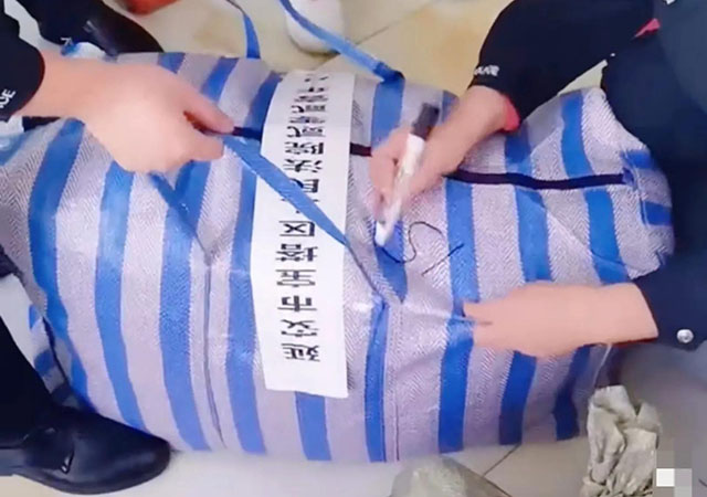 老賴被法院用30多個(gè)大包強(qiáng)制騰房640.jpg