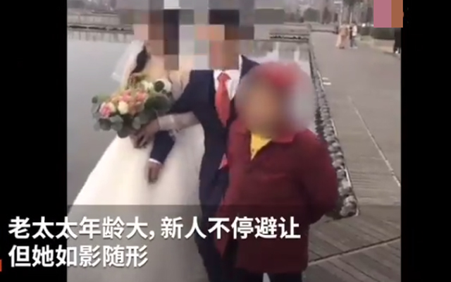 老太在新人拍照時(shí)討喜錢被拘2.jpg