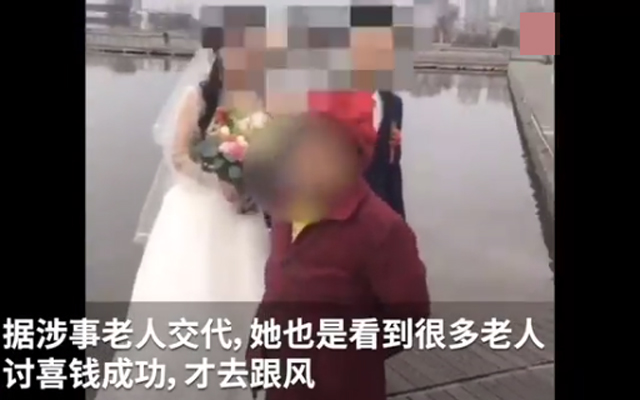 老太在新人拍照時(shí)討喜錢被拘3.jpg