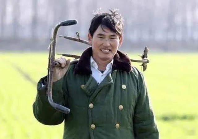 男子拜師不成狂砸大衣哥家門2.jpg