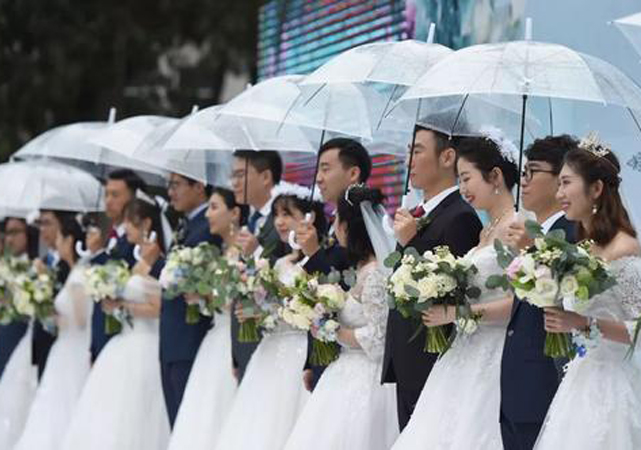政協(xié)委員建議法定結(jié)婚年齡降至18歲3.jpg