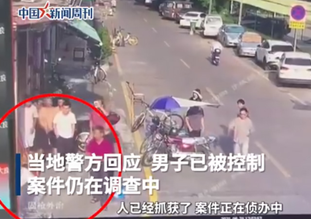 男子當(dāng)街按倒女子猥褻 警方已刑拘640.jpg
