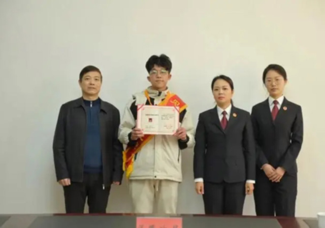 “00后外賣俠”被認(rèn)定為見義勇為640.jpg