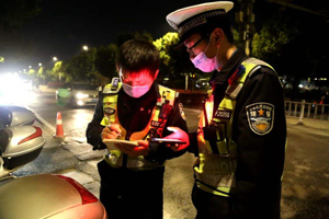 交警交通護(hù)航復(fù)工復(fù)產(chǎn)