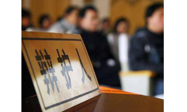 何時(shí)聘請(qǐng)辯護(hù)人，對(duì)辯護(hù)人不滿如何處理