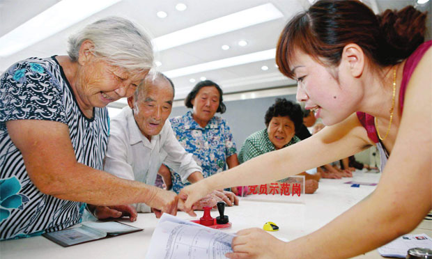 人社部：養(yǎng)老金發(fā)放基本落實(shí) 9地提高最低工資