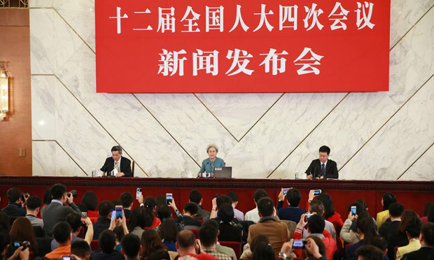 制定或修訂各項法律要加強反腐敗內容