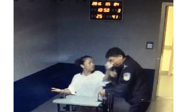 女子怒砸KTV茶幾扇民警耳光 ?賠錢也不能了事了 ?