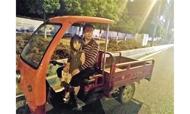 6歲男童駕三輪車與警車飆車 出了意外家長(zhǎng)要擔(dān)全責(zé)的