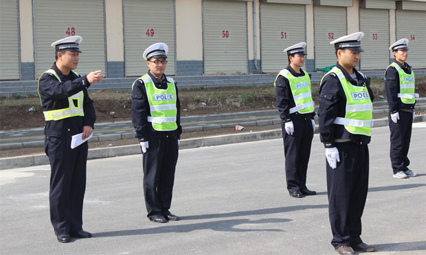 公安部“教”民警執(zhí)法：群眾拍攝最近不能少于1.5米