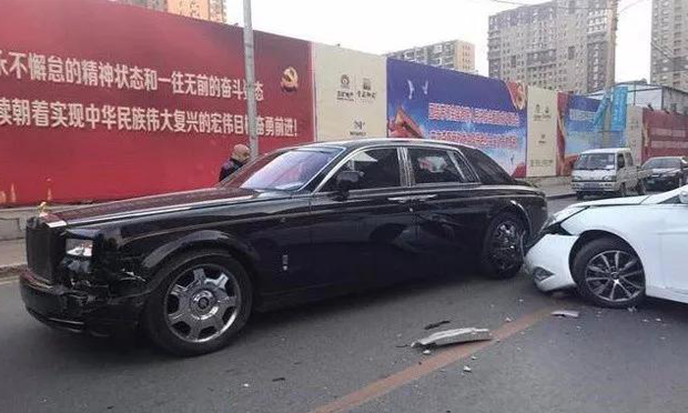 千萬勞斯萊斯街頭被撞 交通事故負全責怎么賠償