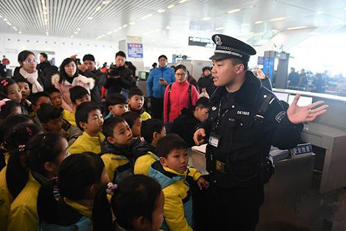 警方發(fā)出春運(yùn)安全提醒最強(qiáng)音 孩子是最重要“行李”