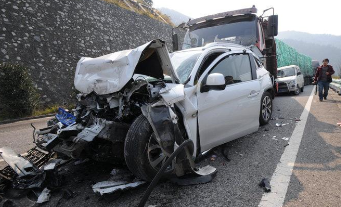 行駛的路上如果發(fā)生連環(huán)車禍怎么辦？